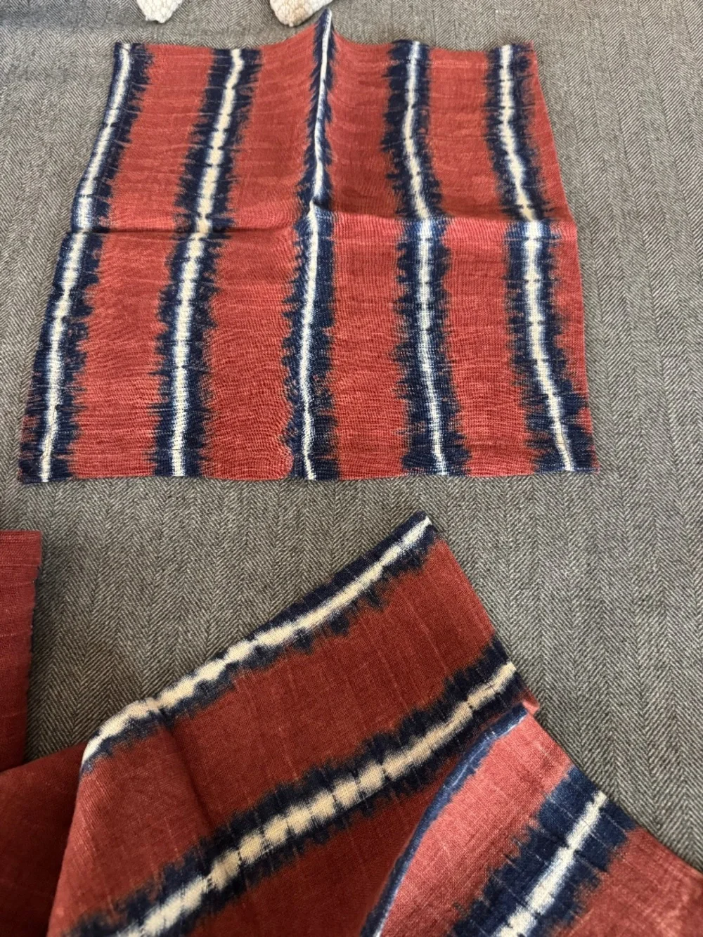 NWOT, ROOST, BEAUTIFUL, 100% LINEN SHIBORI NAPKINS IN RUST LINES S/4